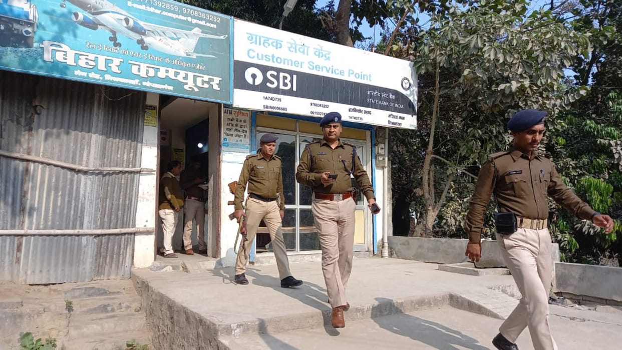 Bihar Crime: Loot worth lakhs took place in Mishra Batraha's CSP; Fleeing criminals shot two people