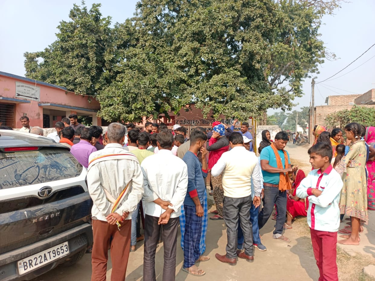 Bihar News : Parents of children created ruckus in Bettiah government school, fell ill after eating MDM.