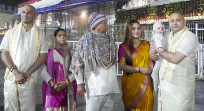 Bihar News of Lalu Yadav family in tirupati balaji, tejashwi yadav and tej pratap yadav new look after mundan