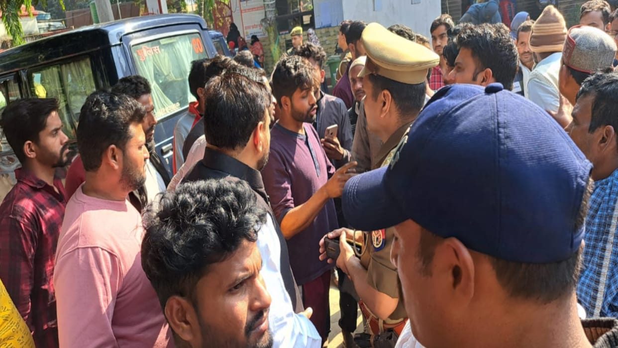A youth died in collision of government ambulance in Bijnor, family members created ruckus in police station