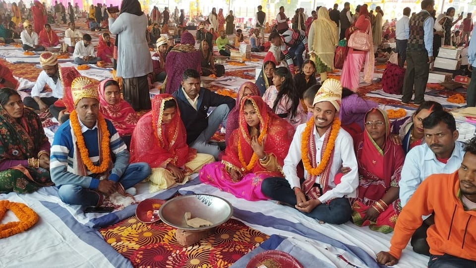 Chief Minister Yogi Adityanath blessed 1500 poor daughter in a mass marriage ceremony in Gorakhpur