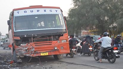 Steering failure bus hits three vehicles