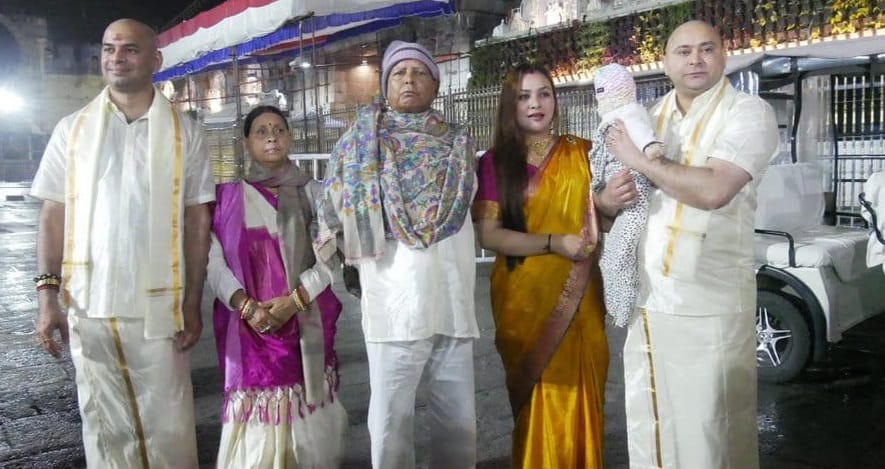 Bihar News of Lalu Yadav family in tirupati balaji, tejashwi yadav and tej pratap yadav new look after mundan
