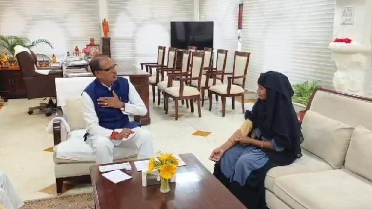 MP News Samina Bi met CM Shivraj brother-in-law beat her for voting for BJP