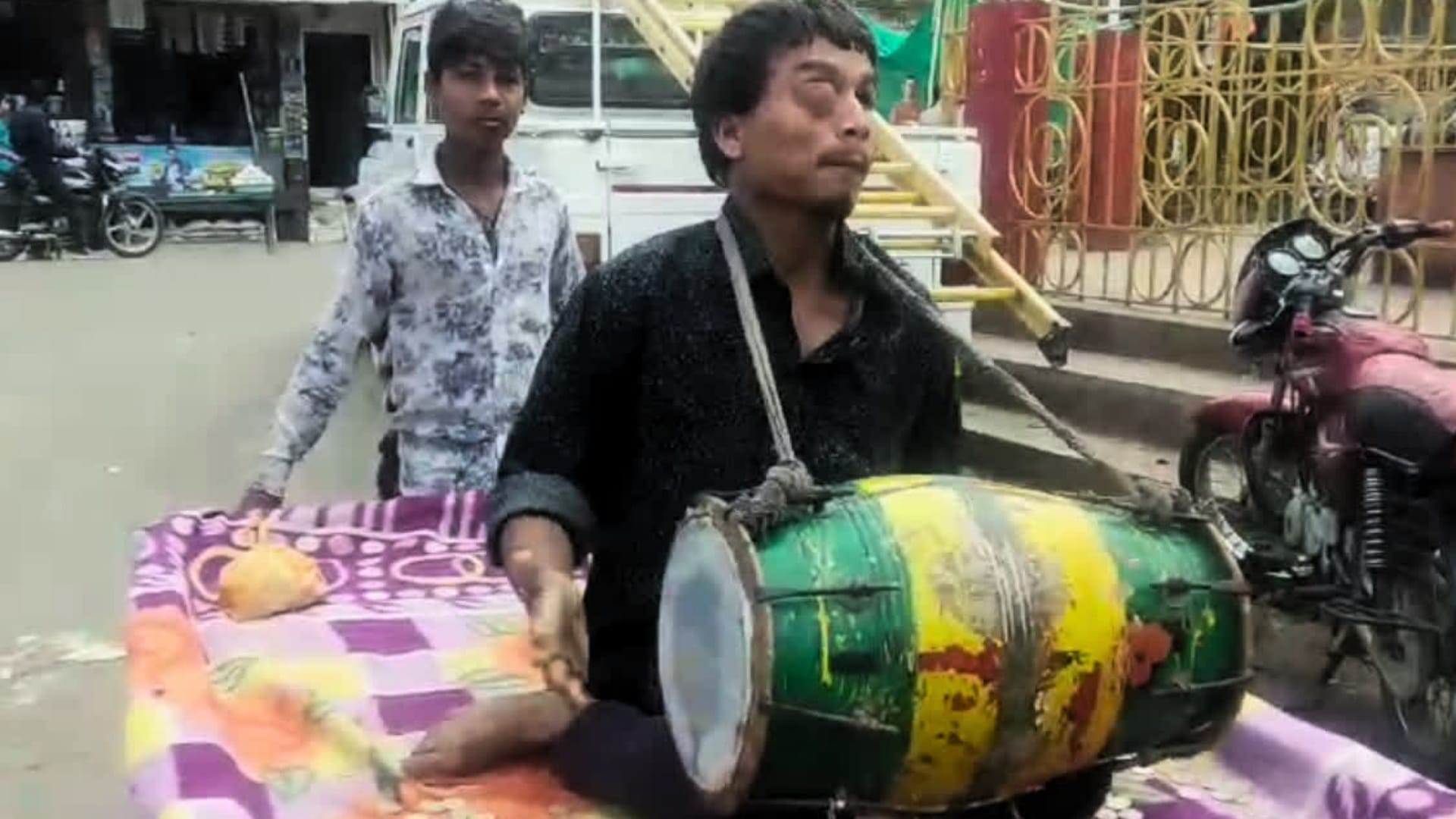 ढोलक बजाता हुआ दिव्यांग युवक