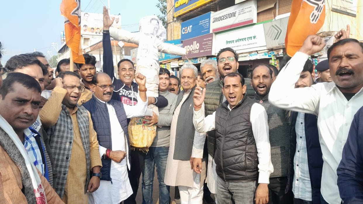 Shivpuri News Protest against Rajya Sabha MP Dheeraj Sahu BJP workers burnt his effigy