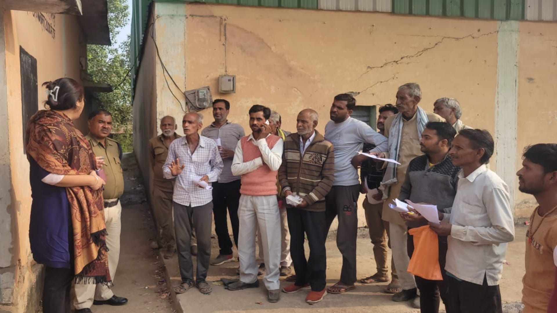 नौगांव एसडीएम विशा मघवानी ने औचक निरीक्षण किया