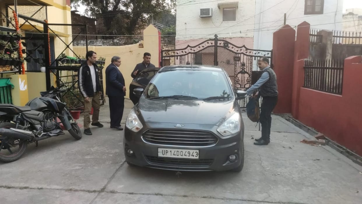 CBI raid in Meerut, team recovered important documents, announced reward of 10 thousand on accused Abhishek