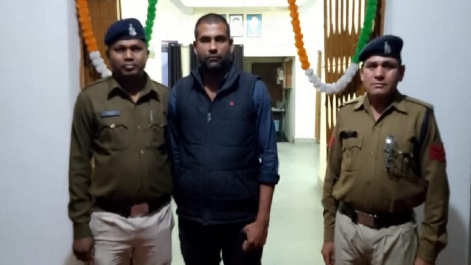 Accused of extorting money from people by posing as a fake Crime Branch officer arrested