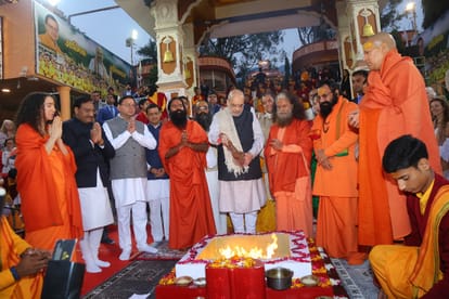 Uttarakhand Investors Summit 2023 Home Minister Amit Shah performs Ganga Aarti in Rishikesh Parmarth Niketan