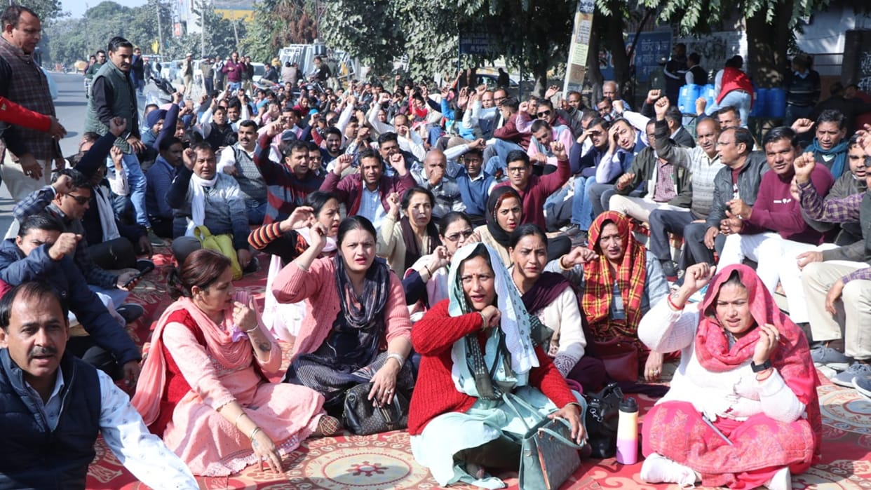 Haryana: Guest teachers going to surround Education Minister's residence clash with police