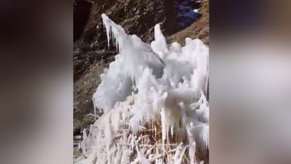 Lahaul News: कोकसर में माइनस 18 डिग्री सेल्सियस पहुंचा तापमान, नलों में जम गया पानी Lahaul News: Koksar Recorded Minus 18 degree Celsius temperature Taps engines freeze up