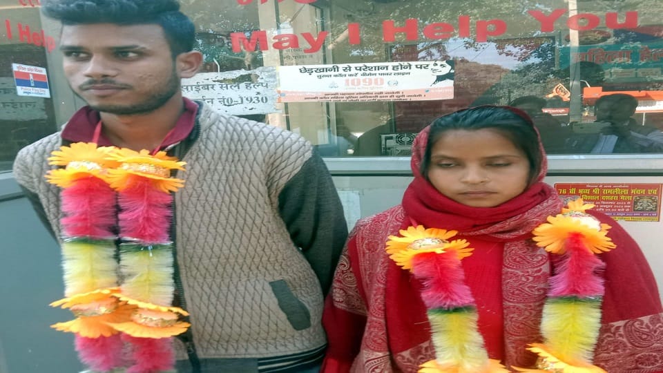 Boyfriend and girlfriend got married in police station in Rampur