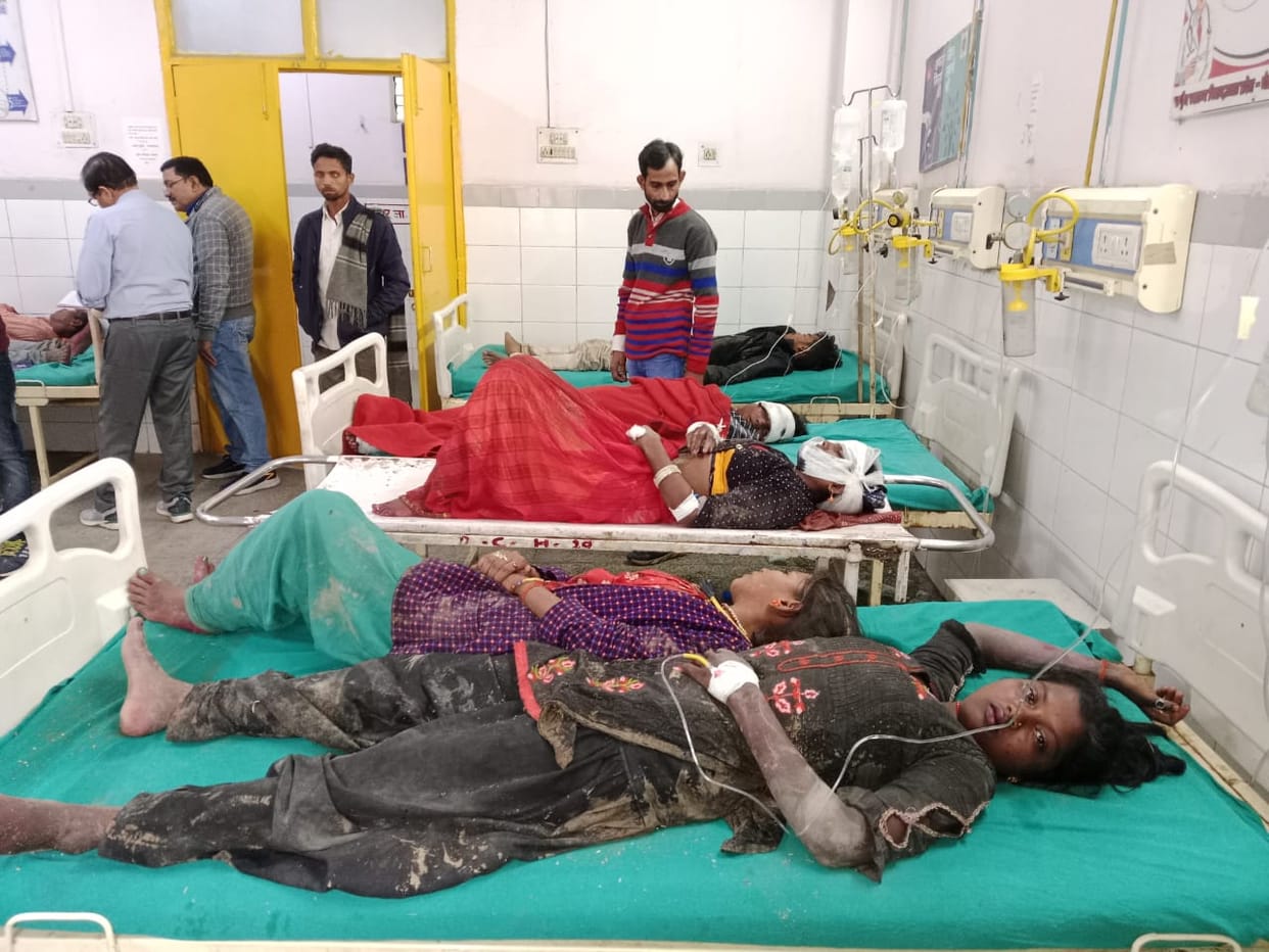 Road accident in Sonbhadra: Overloaded pickup full of laborers overturns, 20 injured