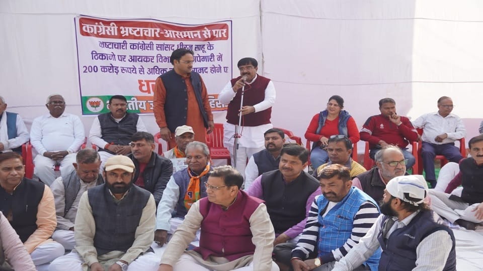Minister Dr. Kamal Gupta sitting on strike in Hisar, protested against recovery of 300 crore from Congress MP