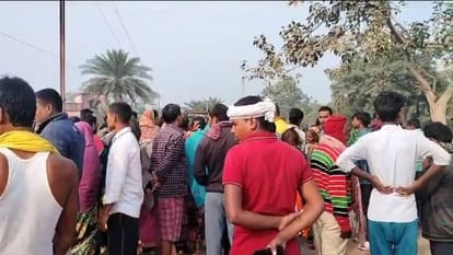 Bihar: NH 122B निर्माण में लगे रिपर से कुचल कर कोचिंग छात्र की मौत; विरोध में आगजनी कर लोगों ने जाम की सड़क Student died after crushed by ripper engaged in construction of NH 122B in Samastipur; People blocked road