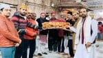 दरगाह में चादर चढ़ाते अल्पसंख्यक विभाग के पदाधिकारी।