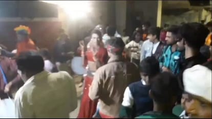 दलितों की बरात में घुसे दबंग महिलाओं के साथ डांस करते हुए।  video grab