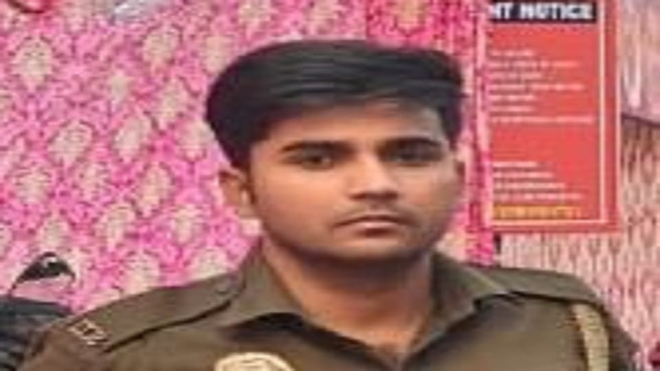 Delhi: criminal stabbed a constable with a knife.