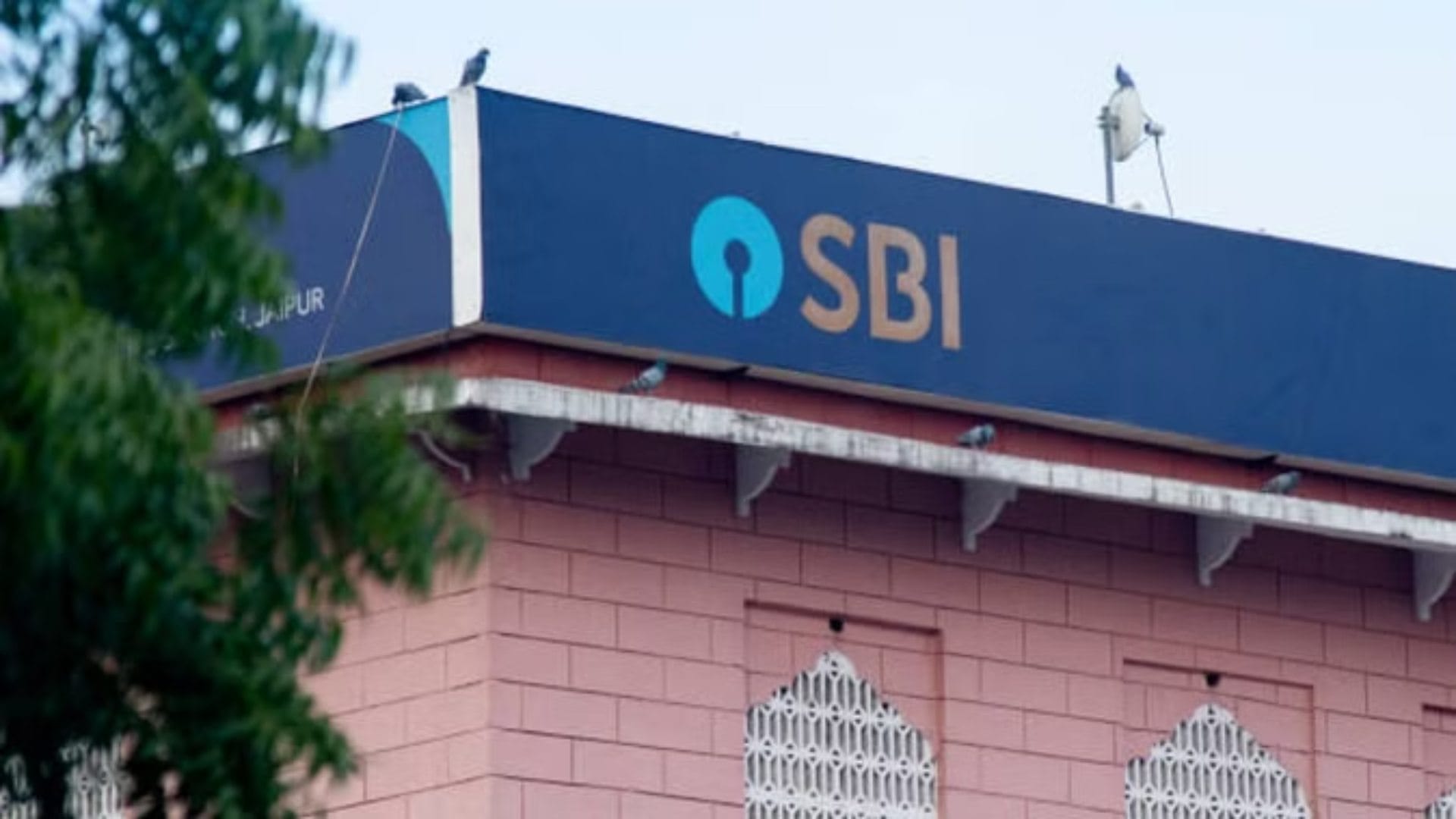 Bank locker agreement: Locker holders should sign revised locker agreement before this date