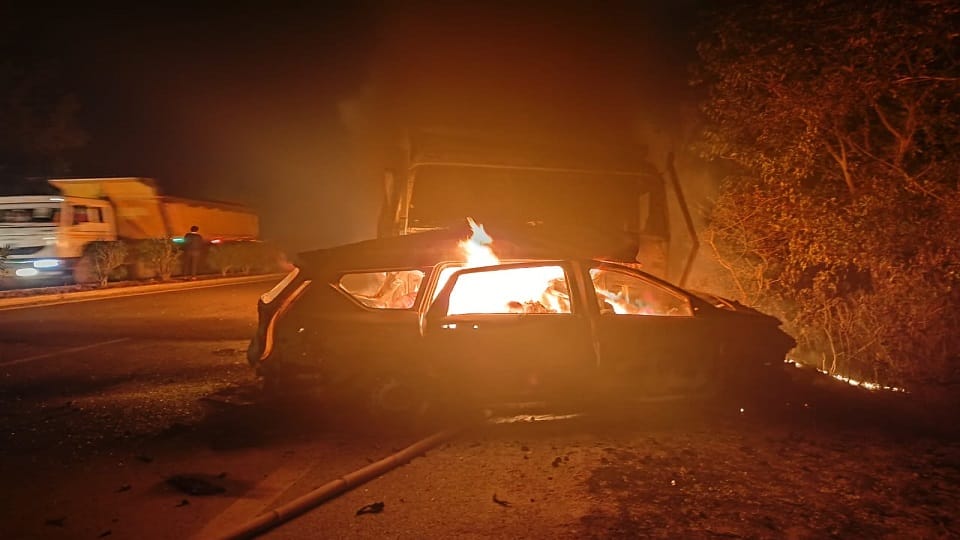 Bareilly: Fire breaks out after car collides with dumper, fear of death of five people in the car