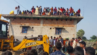 रेस्क्यू के दौरान लगी लोगों की भीड़।