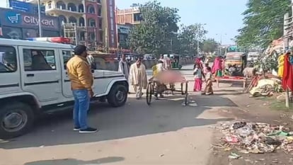 Bihar: सासाराम में अपना सैलून खोलने पहुंचा दुकानदार; पास की गुमटी में मेज पर पड़ा मिला शव; पुलिस जांच में जुटी Bihar: Shopkeeper arrives in Sasaram to open his salon; Dead body found lying on table in a nearby kiosk
