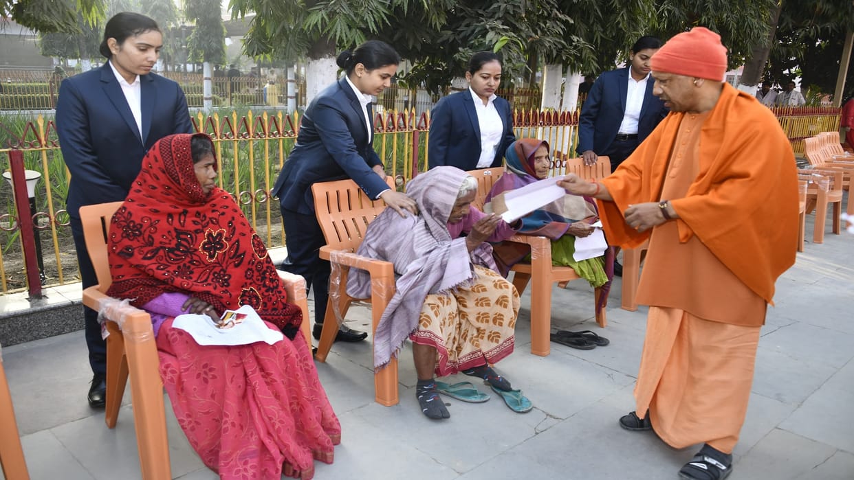 CM Yogi gave instructions to officials public problems should be resolved quickly