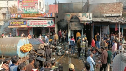Bareilly News: इलेक्ट्रॉनिक की दुकान में लगी भीषण आग, एक करोड़ रुपये से ज्यादा का माल जलकर राख Massive fire breaks out in electronic shop due to short circuit in Bareilly