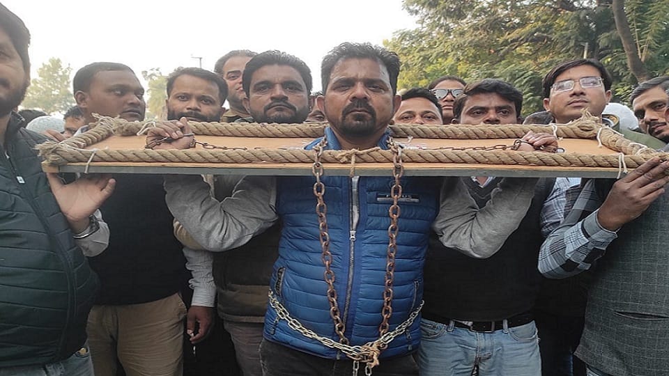 Chained employees demonstrated in AMU