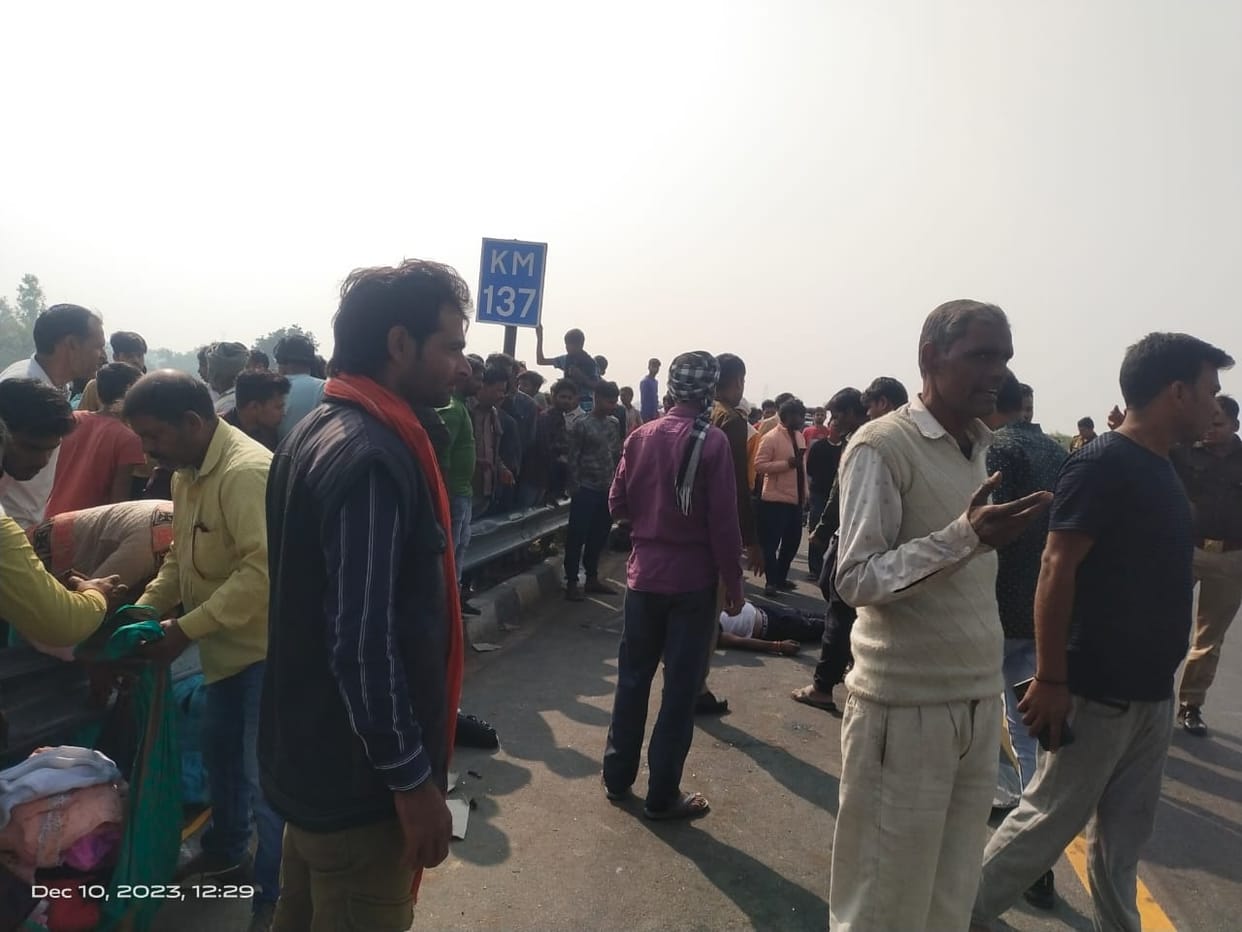 Tragic accident in Auraiya, Car hits people waiting for vehicle, three including two girls killed