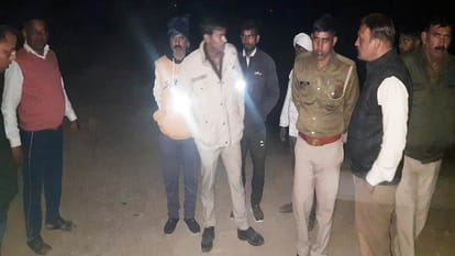 Hathras: 13 दिनों से बोरिंग में फंसी बकरी की आवाज आना बंद, जिंदा या मृत से पहले ही प्रशासन ने बंद कराई खुदाई Goat stuck in boring for 13 days stops making noise