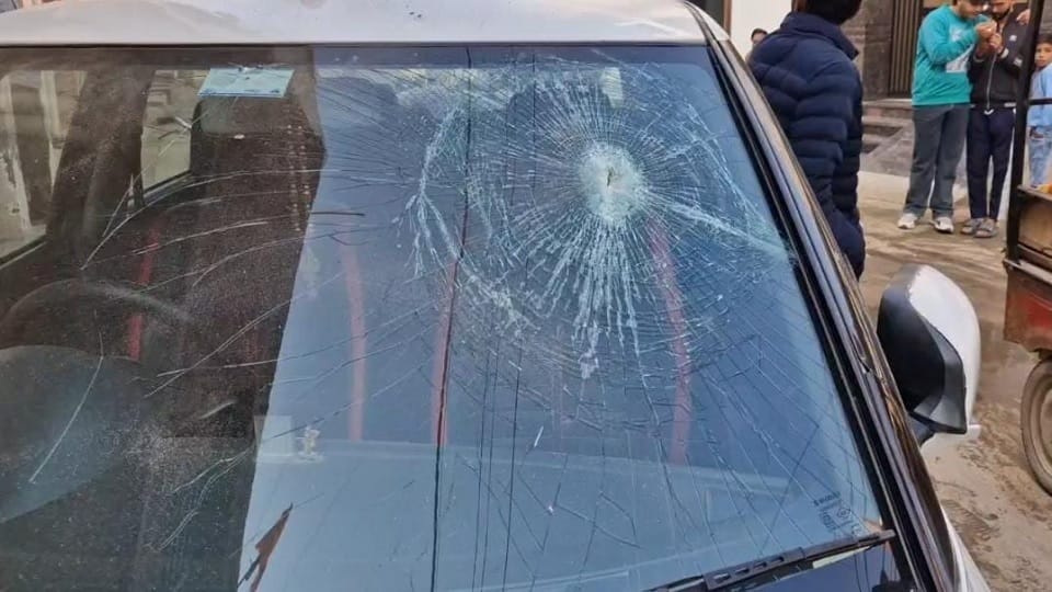Terror of miscreants in Sirsa, Stones pelted windows of houses in Goshala locality, broke glass of vehicles