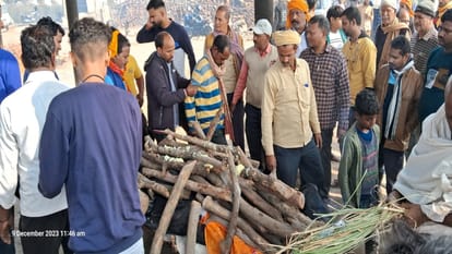दर्दनाक: गोद में मासूम का शव, पीछे पांच अर्थियां... दीवार ढहने की घटना में किसी ने मां तो किसी ने खोई पत्नी Wall collapses in Haldi ceremony in Mau Some lost their mother, some lost their wife