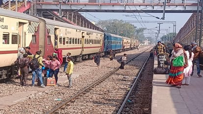 Hathras City Station: शुरु हुआ प्लेटफॉर्म नंबर एक के उच्चीकरण का कार्य, 20 दिन तक ट्रेनों का आवागमन बंद upgradation of platform number one of Hathras City Station started