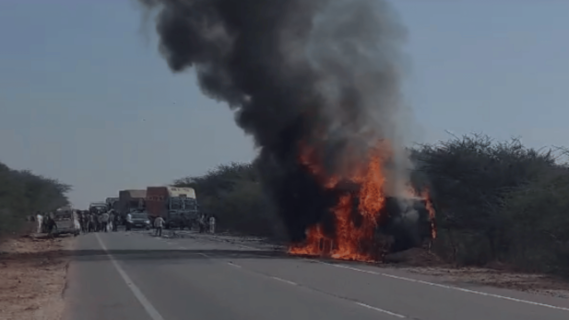 ट्रक में लगी भीषण आग