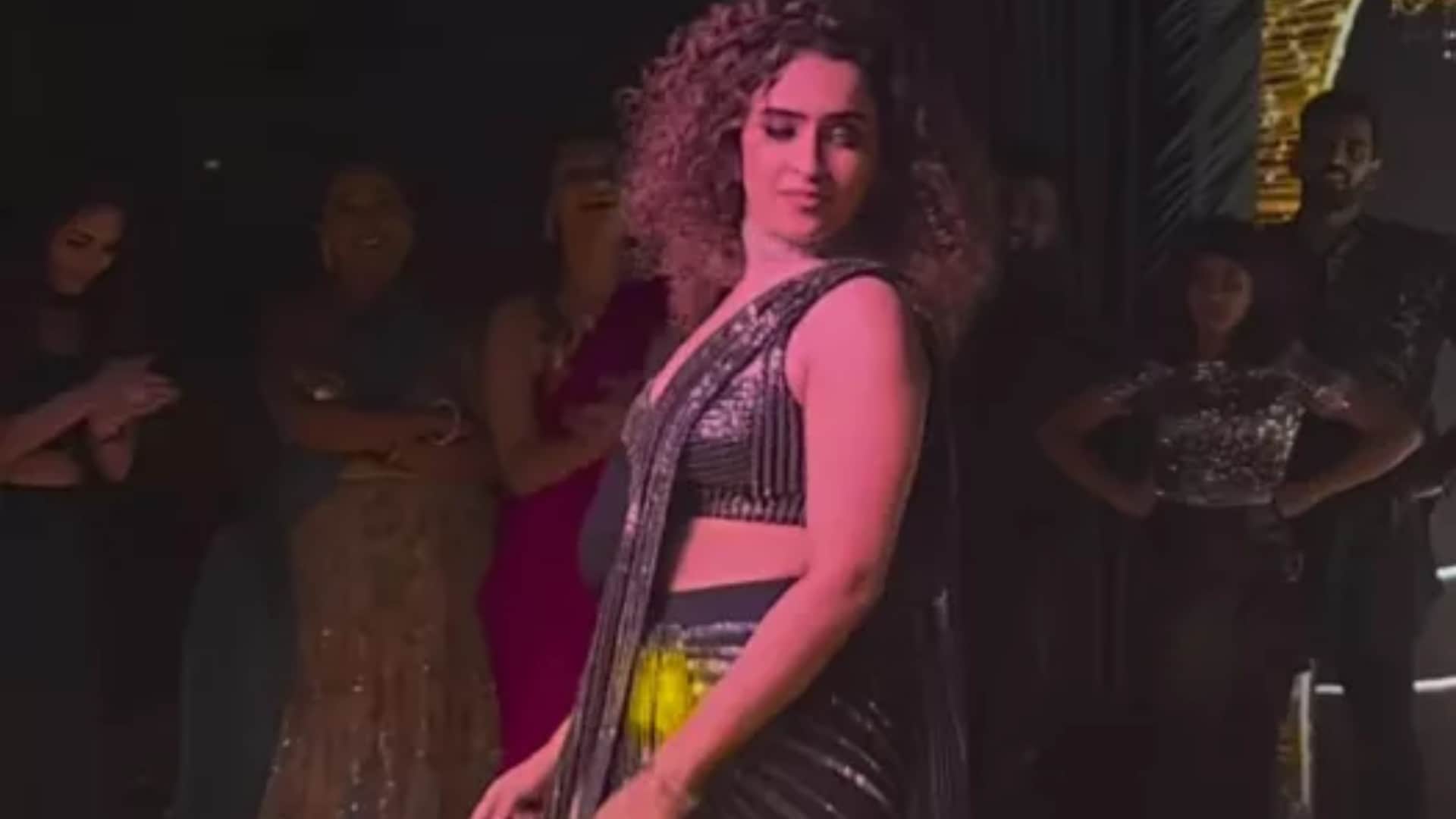 Sam Bahadur Actress Sanya Malhotra Dance on sister sangeet actress look gorgeous in slit saree