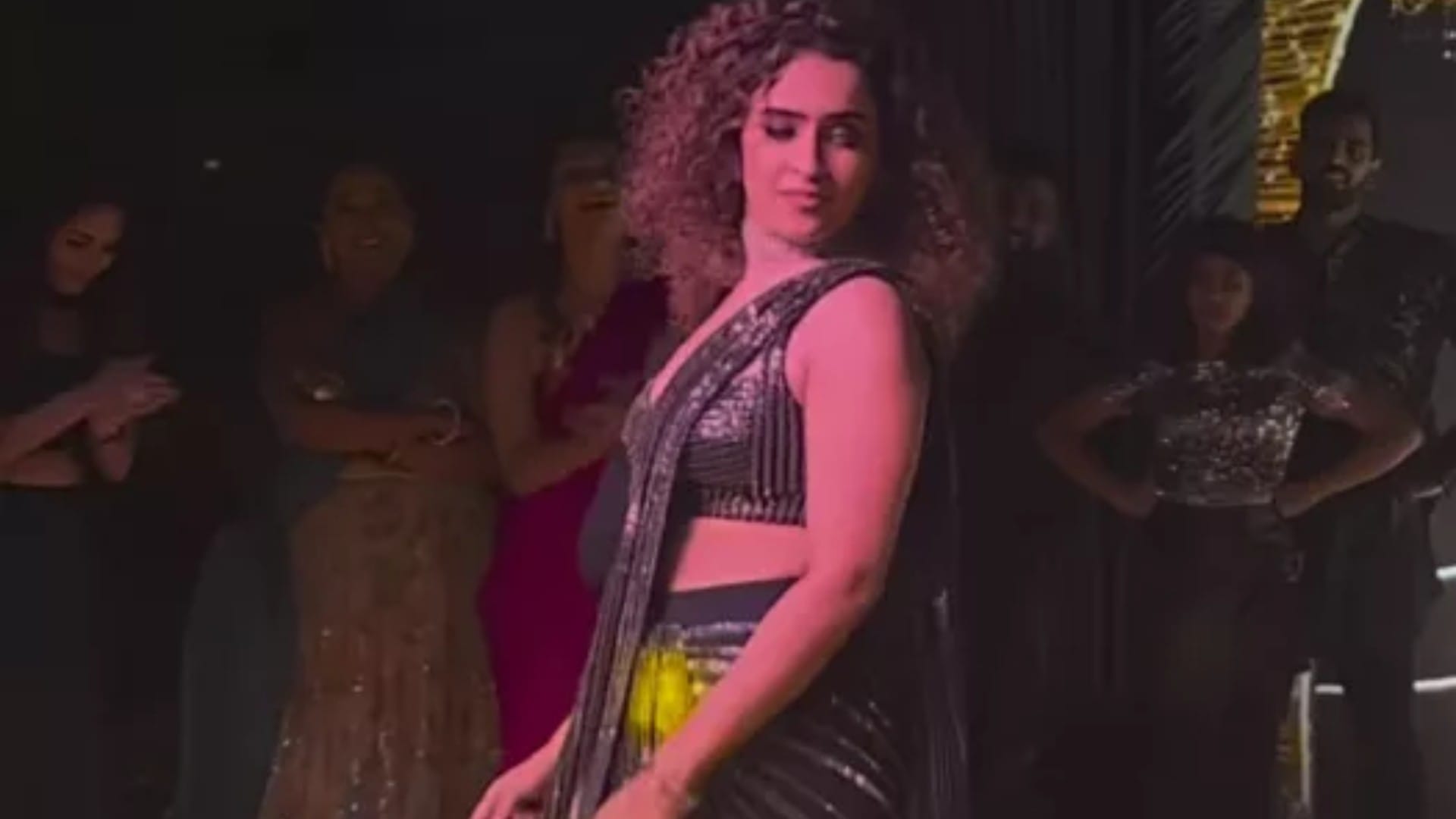 Sam Bahadur Actress Sanya Malhotra Dance on sister sangeet actress look gorgeous in slit saree