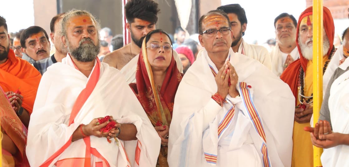Bhopal News: CM offered sacrifice in Shatchandi Mahayagya, wife Sadhna Singh was also present with him.