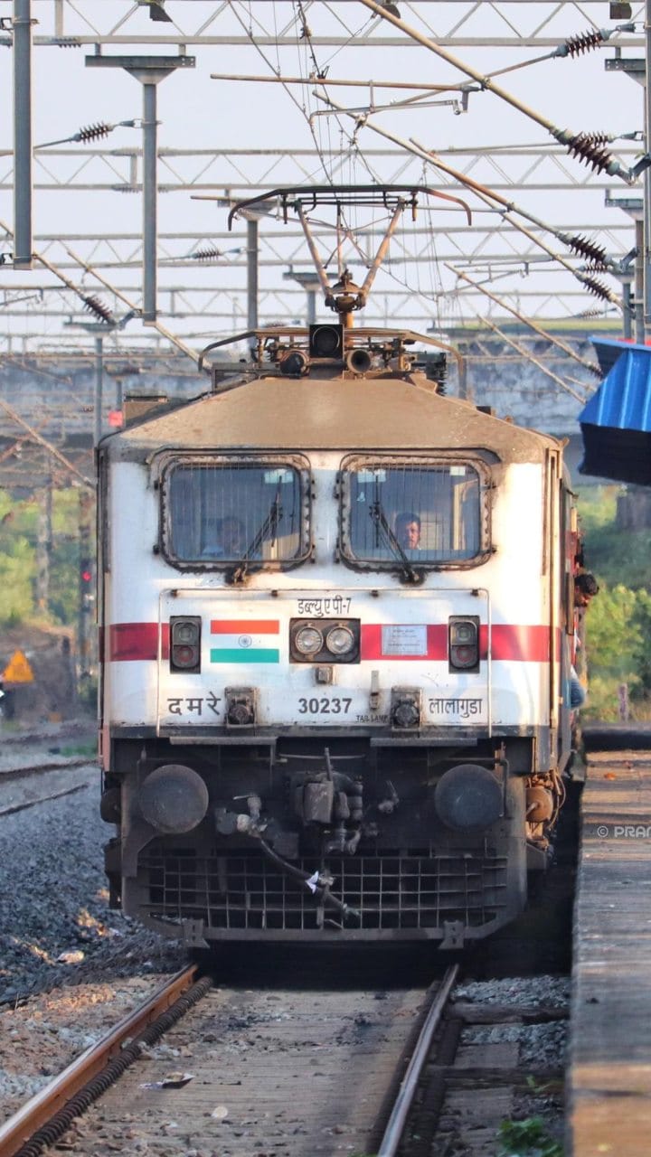 Indian Railways: Passengers are in pain, there is no water in the coach and they are traveling amidst filth; P