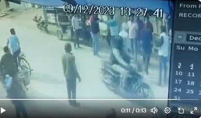 UP Crime: जौनपुर में पूर्व सांसद के पौत्र की मारपीट का वीडियो वायरल, मुकदमा दर्ज Video of assault on former MP Kamala Singh's grandson in Jaunpur goes viral, case registered