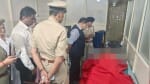 पीड़ित महिला से बात करते पुलिस अधिकारी।
