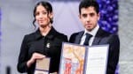 नरगिस मोहम्मदी के बच्चों ने स्वीकार किया पुरस्कार।