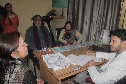 Health Camp: People took consultation in the health camp in Pandeypur, got free test done.