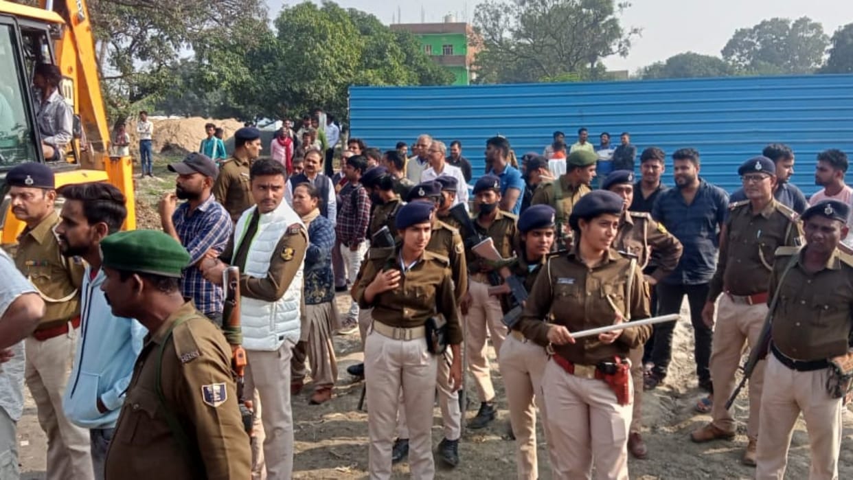 Bihar News: People beat up police who arrived with bulldozers to remove encroachment in Vaishali
