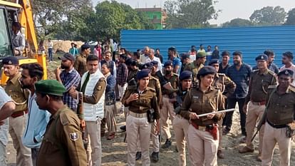 Bihar: वैशाली में अतिक्रमण हटाने बुलडोजर लेकर पहुंची पुलिस को लोगों ने पीटा; मजिस्ट्रेट के सामने ही हुआ हमला Bihar News: People beat up police who arrived with bulldozers to remove encroachment in Vaishali