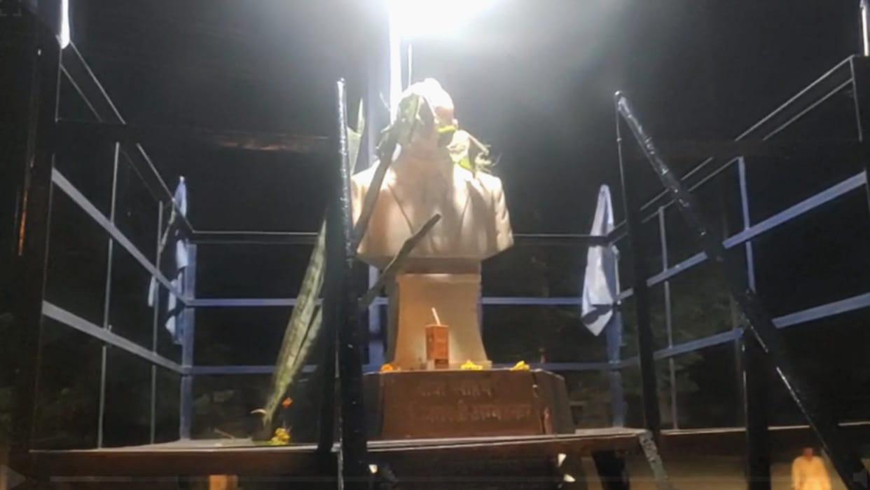 Miscreants damaged the statue of Baba Saheb in Barwani.