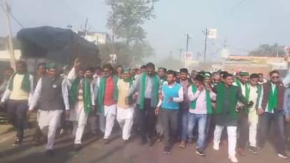 चंदौसी में आंदोलन करते किसान