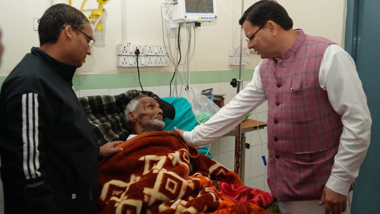 CM Dhami reached hospital to know the condition of freedom fighter Dehradun Uttarakhand news