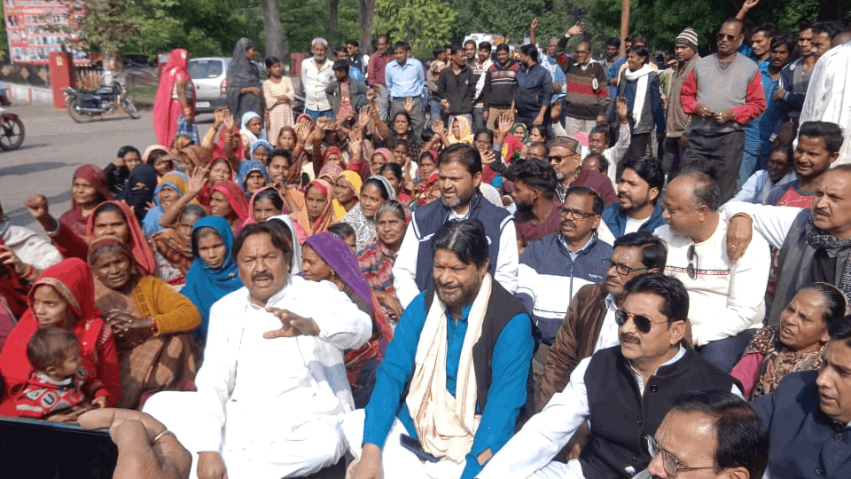 Dharna at DRM office in protest against eviction of railway quarters